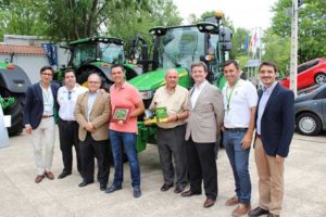 John Deere entrega los primeros tractores de las series 5R y 9R llegados a España