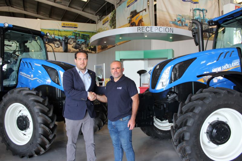 Carles Peris, secretario general de LA UNIÓ y Victor Deu, responsable comercial de tractores New Holland en la zona Este