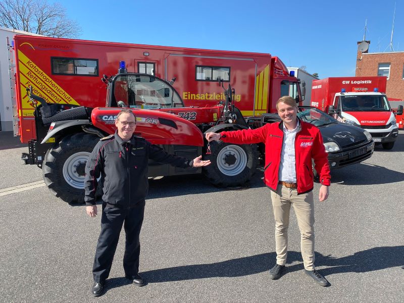 Karlheinz Eismar, jefe de bomberos del distrito de Düren y Philipp Pamme, director de producto de Case IH 