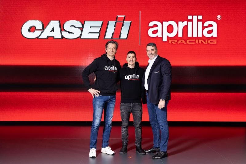 Massimo Rivola, CEO de Aprilia Racing, el piloto Maverick Viñales, y Mirco Romagnoli, Vicepresidente de Case IH y STEYR